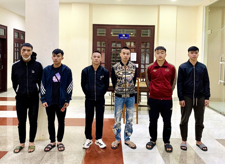 5 người bị khởi tố và 1 người khác liên quan đến đường dây cho vay nặng lãi thông qua website do Nguyễn Văn Tuấn cầm đầu (thứ 3 từ phải qua) vừa bị Công an tỉnh Quảng Trị triệt phá. (Ảnh: Công an Quảng Trị)