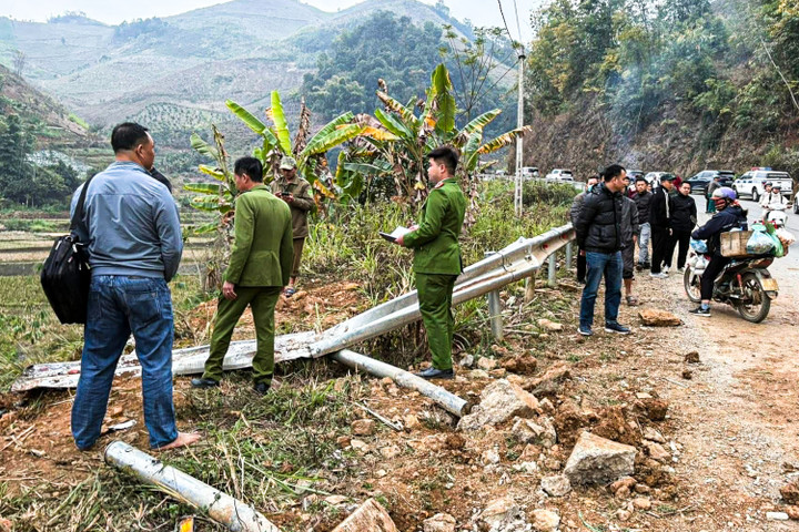 Lực lượng chức năng khám nghiệm hiện trường, làm rõ nguyên nhân vụ tai nạn. (Ảnh: Đ.X.)