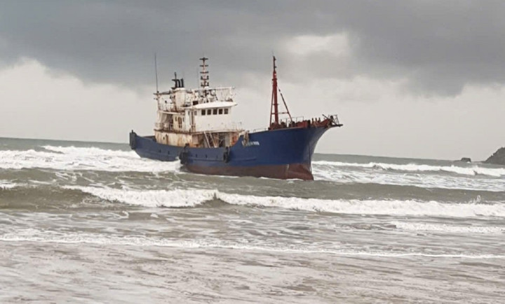 Tàu mắc cạn ở vùng biển Quảng Ngãi. (Ảnh: B.P)