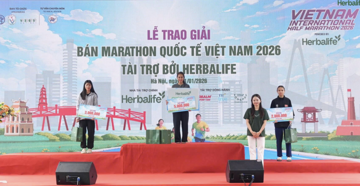 Trao giải thưởng tại giải chạy Bán marathon Quốc tế Việt Nam.