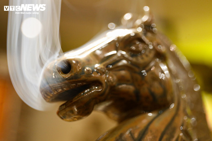 Tượng ngựa giá bạc triệu hút khách dịp Tết Bính Ngọ 2026 - 17