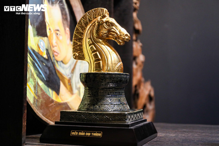 Tượng ngựa giá bạc triệu hút khách dịp Tết Bính Ngọ 2026 - 18