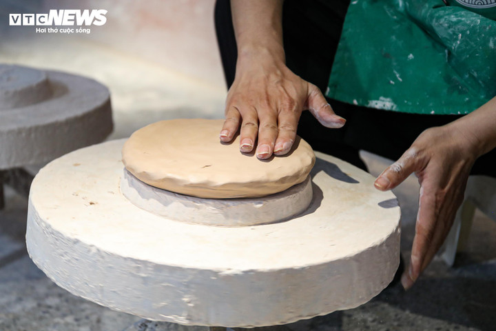 Sau khi hoàn thiện bản phác thảo và thiết kế, quá trình chế tác tượng ngựa phải trải qua 6 công đoạn: tạo hình, sơ nung lần một, kiểm tra - thử dầu hỏa, tráng men truyền thống và nung hoàn thiện.