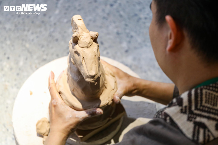 Sau đó, sản phẩm được nung ở khoảng 550°C nhằm loại bỏ tạp chất và tạo khung gốm bền chắc cho các công đoạn tiếp theo. Kết thúc sơ nung, từng chi tiết được thử bằng dầu hỏa để phát hiện các vết nứt nhỏ, bảo đảm độ liền mạch, vững chắc trước khi tráng men. Dòng men Hoàng Thổ được phối chế từ các nguyên liệu tự nhiên như đất hai bờ sông Hồng, tro chấu, đất sét xanh…tạo nên sắc men sâu, bóng, ấm.