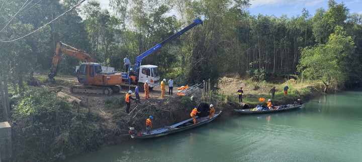 Hành trình đưa điện tới vùng lõm bản Nước Đắng, Quảng Trị.