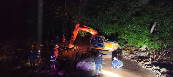 Thi công xuyên đêm để “phủ điện” tại bản Dốc Mây, Quảng Trị.