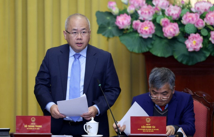 Thứ trưởng Bộ Tài chính Đỗ Thành Trung giới thiệu nội dung các luật tại cuộc họp báo. (Ảnh: VGP/Đức Tuân).