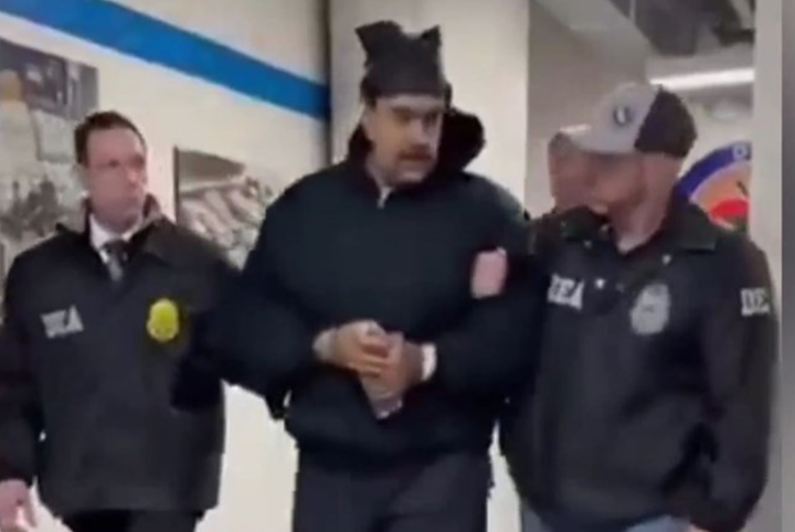 Tổng thống Venezuela Nicolas Maduro bị còng tay trên đất Mỹ. (Ảnh chụp màn hình)