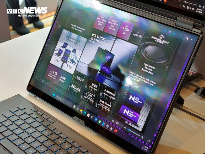 Nhờ chân đế 90 độ và bản lề xoay tới 320 độ, ROG Zephyrus Duo hỗ trợ năm chế độ hoạt động khác nhau, phù hợp với nhu cầu chơi game, làm việc nhóm, lập trình và sáng tạo linh hoạt. (Ảnh: Trung Hiếu)