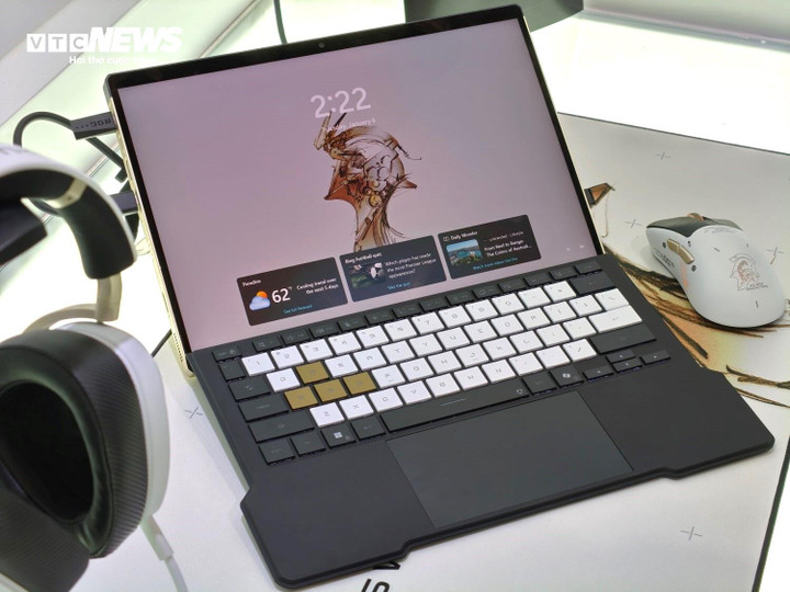 Thiết kế của sản phẩm lấy cảm hứng từ biểu tượng Ludens của studio trò chơi điện tử Kojima Productions, kết hợp hiệu năng AMD Ryzen AI Max+ và đồ họa Radeon 8060S, cùng màn hình Nebula HDR 2.5K 180Hz cho trải nghiệm hình ảnh mượt mà. (Ảnh: Trung Hiếu)