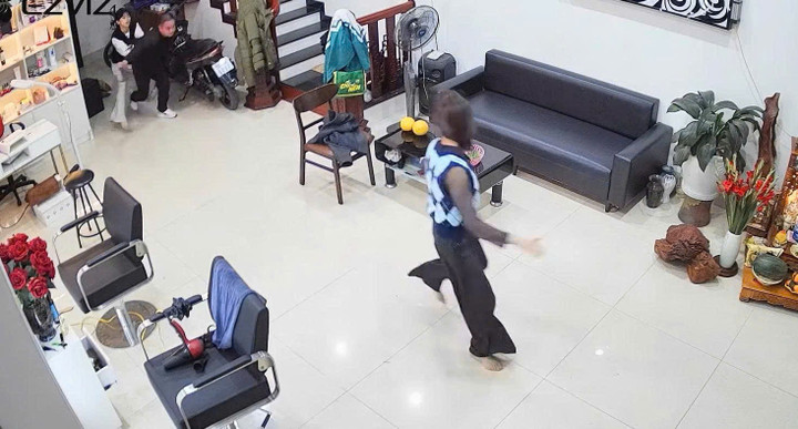 Dương Đăng Thụy cầm dao đuổi theo chị D. (Ảnh: cắt từ clip)