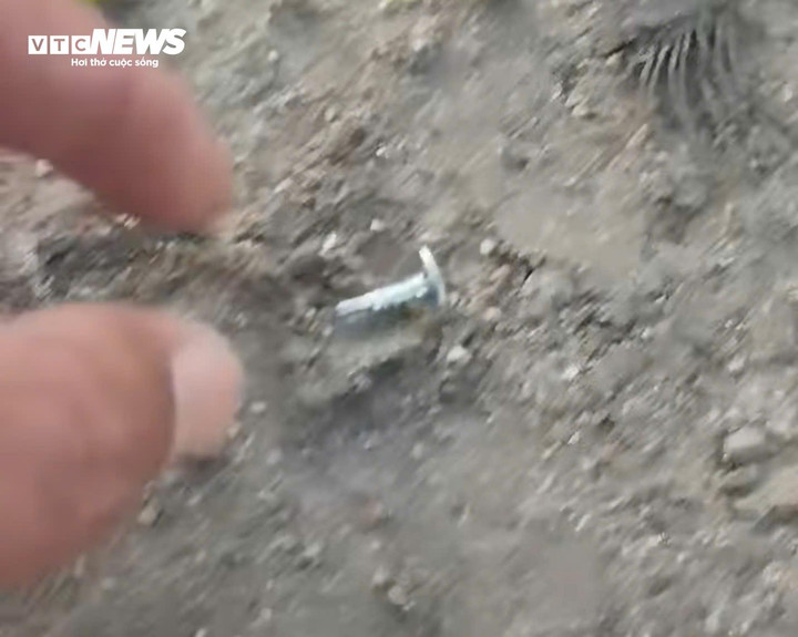 Người dân quay clip đưa lên mạng xã hội phản ánh nghi vấn có người rải đinh trên đường Hiền Sỹ (phường Phong Điền) - nơi có nhiều công nhân qua lại để đi làm. (Ảnh cắt từ clip)