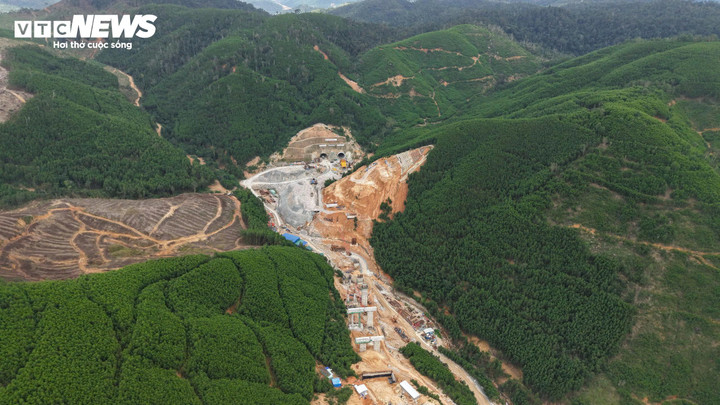 Chính thức thông 2 hầm trái phải hầm chui Phượng Hoàng sau hơn 20 tháng thi công.