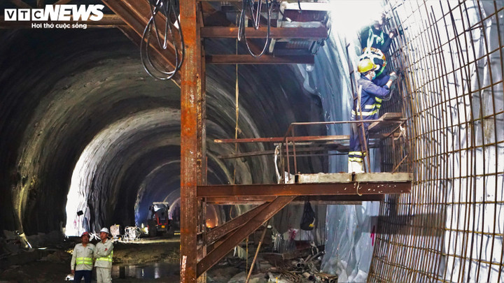 Công nhân thi công mái vòm bên trong hầm chui Phượng Hoàng.