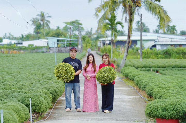 Chị Thơ (phải) chọn lựa kỹ càng nguồn hoa Tết để bắt đầu đợt bán online.