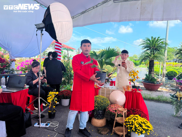 Các nhà sáng tạo nội dung livestream bán hoa Tết.