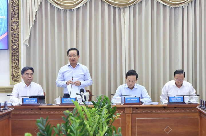 Bí thư Thành ủy Trần Lưu Quang, Chủ tịch UBND TP.HCM Nguyễn Văn Được chủ trì cuộc họp.