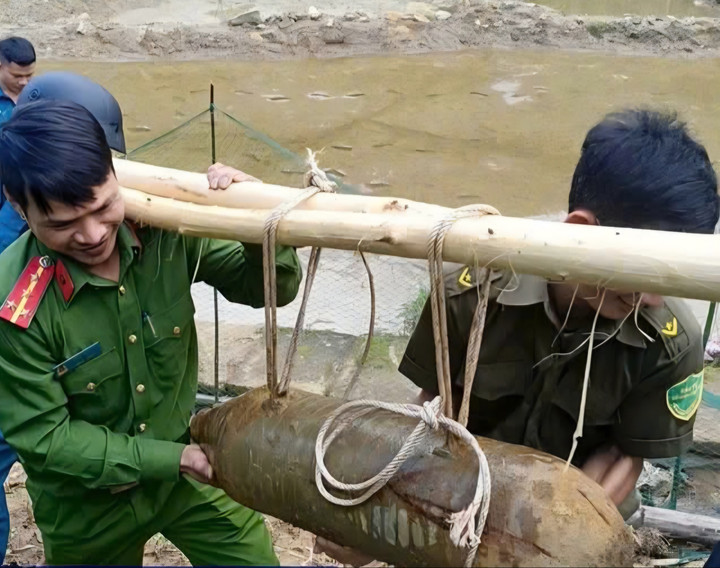 Quả bom được đưa đi xử lý. (Ảnh: Q.S)