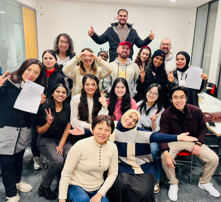 Tôn Phi (trái, ngoài cùng) cùng các học sinh của anh tại Nottingham, tháng 12/2024.