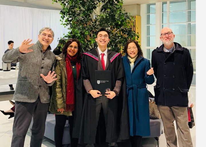 Tôn Phi (giữa) cùng các thầy cô khoa TESOL trường Nottingham Trent tại lễ tốt nghiệp, tháng 12/2025.