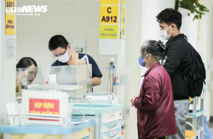 Người bệnh thăm khám tại Bệnh viện Thanh Nhàn. (Ảnh: Như Loan)