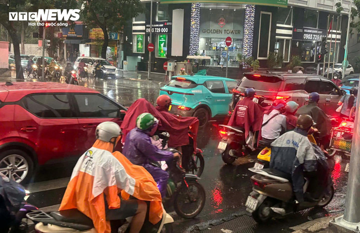 Mưa rào rải rác trong mùa khô làm tầm nhìn giảm, gây bất tiện cho sinh hoạt và giao thông.