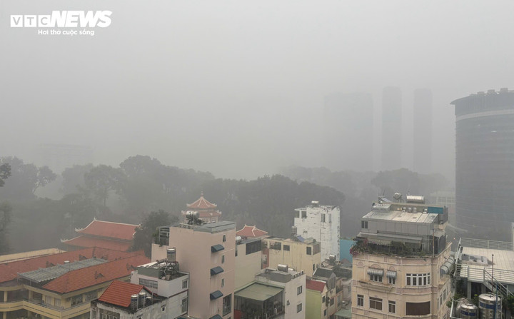 Mưa trái mùa kèm mây thấp khiến nhiều khu vực Nam Bộ giảm tầm nhìn, thời tiết âm u.