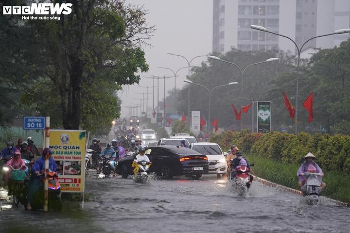 Mưa dông trái mùa ở TP.HCM hôm 6/1/2026. (Ảnh: Lương Ý)