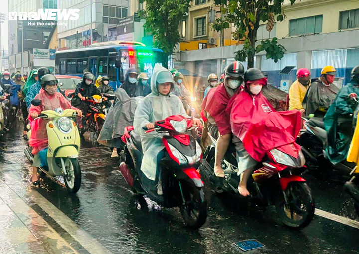 Trung tâm TP.HCM mưa lớn trái mùa giờ tan tầm.