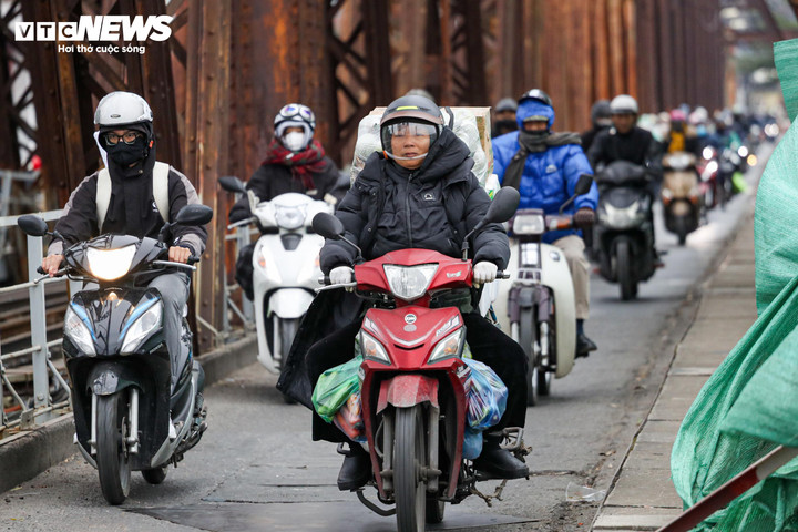 Trên cầu Long Biên, những luồng gió lạnh buốt từ sông Hồng liên tục thốc lên, khiến người đi đường co ro, quấn chặt khăn để tránh cái rét cắt da.