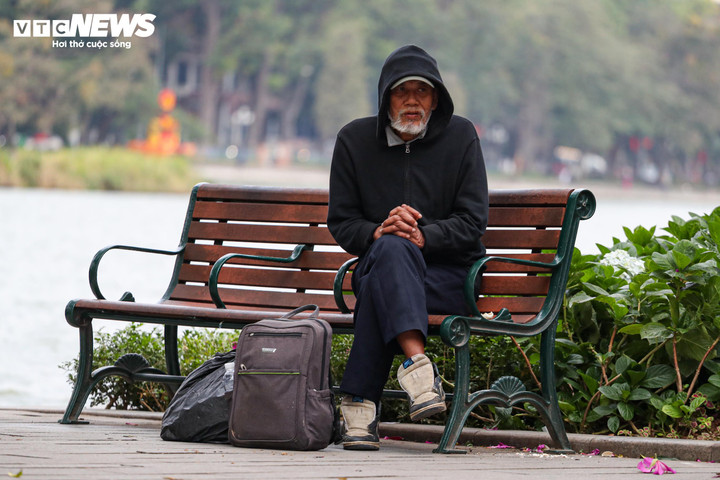 Người Hà Nội mặc áo mưa, trùm chăn ra đường trong ngày rét đỉnh điểm - 20