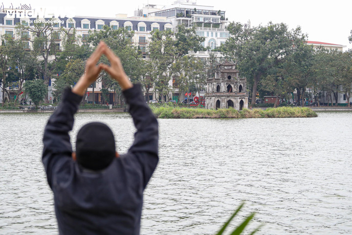 Người Hà Nội mặc áo mưa, trùm chăn ra đường trong ngày rét đỉnh điểm - 17