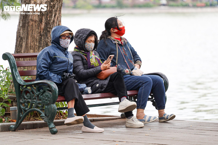 Người Hà Nội mặc áo mưa, trùm chăn ra đường trong ngày rét đỉnh điểm - 19
