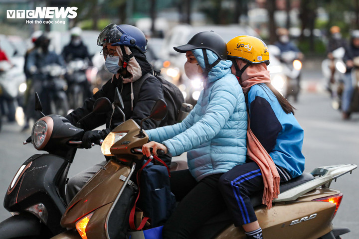 Người Hà Nội mặc áo mưa, trùm chăn ra đường trong ngày rét đỉnh điểm - 10