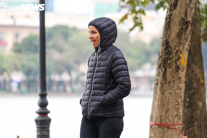 Theo trung tâm khí tượng, hôm nay và ngày mai là hai ngày rét đỉnh điểm ở Bắc Bộ. Nhiệt độ thấp nhất ở vùng núi, trung du Bắc Bộ giảm sâu xuống mức 6-9°C, vùng núi cao có nơi dưới 3°C; đồng bằng Bắc Bộ 9-12°C, có nơi dưới 8°C; Bắc Trung Bộ 11-14°C.