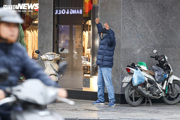 Người Hà Nội mặc áo mưa, trùm chăn ra đường trong ngày rét đỉnh điểm - 15