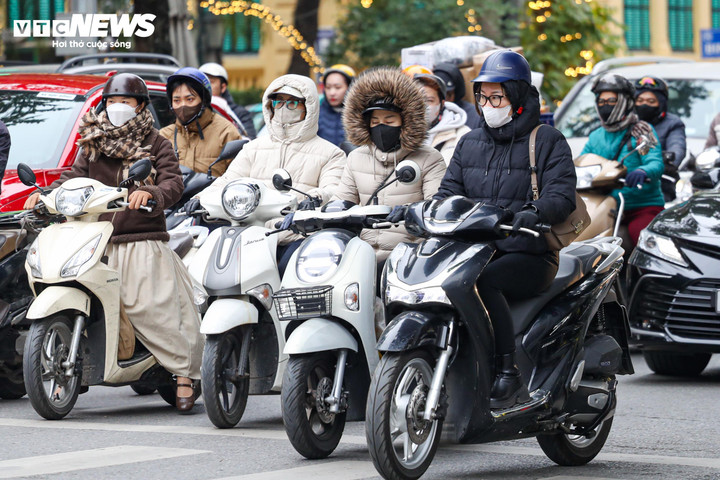 Người Hà Nội mặc áo mưa, trùm chăn ra đường trong ngày rét đỉnh điểm - 11