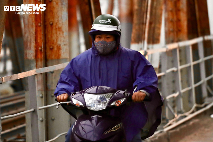 Người Hà Nội mặc áo mưa, trùm chăn ra đường trong ngày rét đỉnh điểm - 2