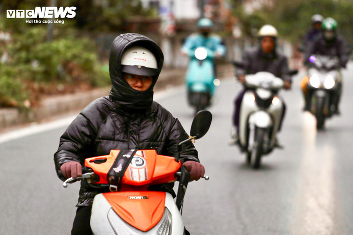 Người Hà Nội mặc áo mưa, trùm chăn ra đường trong ngày rét đỉnh điểm - 12