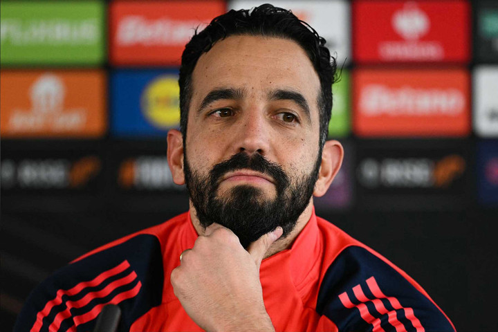 Việc Amorim đột ngột cho MU tập đá với sơ đồ 3 trung vệ sau 2 trận chơi với hàng thủ 4 người khiến quan chức CLB không hài lòng