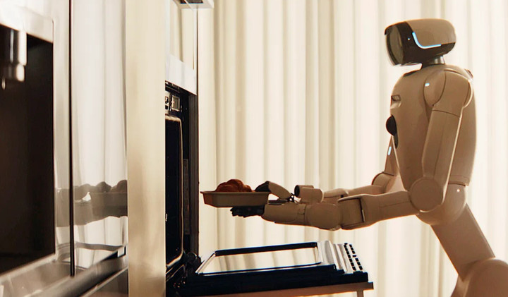 LG CLOiD được thiết kế để thực hiện các công việc đơn giản trong nhà bếp, chẳng hạn như cho bánh sừng bò vào lò nướng để ăn sáng. (Ảnh: Cnet)