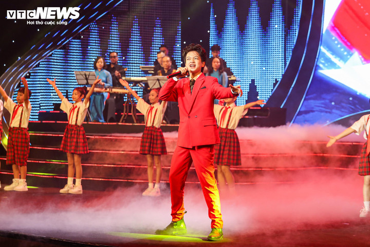 Chương I - "Lời đất nước” là hành trình trở về cội nguồn. Những câu hát ru, làn điệu dân ca, giai điệu truyền thống vang lên như tiếng nói của ký ức, của văn hóa và tình yêu quê hương, đất nước. Không gian nghệ thuật dung dị, đằm sâu giúp khán giả cảm nhận rõ hồn cốt văn hoá Việt Nam – nền tảng tinh thần bền vững của dân tộc.