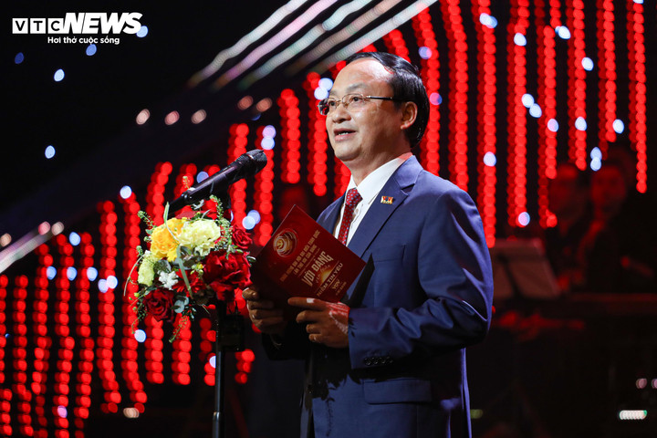 Phát biểu tại chương trình, ông Đỗ Tiến Sỹ - Ủy viên Trung ương Đảng, Ủy viên Ban Chấp hành Đảng bộ Chính phủ, Bí thư Đảng ủy, Tổng Giám đốc VOV, nhấn mạnh Đại hội đại biểu toàn quốc lần thứ XIV của Đảng là dấu mốc đặc biệt quan trọng trên con đường phát triển của đất nước, mở ra kỷ nguyên mới - kỷ nguyên vươn mình của dân tộc, vì một Việt Nam hòa bình, độc lập, dân chủ, giàu mạnh, phồn vinh, văn minh, hạnh phúc, vững bước đi lên chủ nghĩa xã hội. "Với Đảng vẹn toàn niềm tin yêu" diễn ra trong không khí cả nước chào mừng Đại hội lần thứ XIV của Đảng và đón xuân mới, chương trình nghệ thuật là lời tri ân gửi tới Đảng, tới Bác Hồ kính yêu, và tới hành trình bền bỉ đưa dân tộc ta đi qua bao chặng đường đầy gian lao thử thách nhưng cũng rất đỗi vinh quang, viết tiếp khát vọng phát triển trong kỷ nguyên mới bằng ngôn ngữ nghệ thuật.