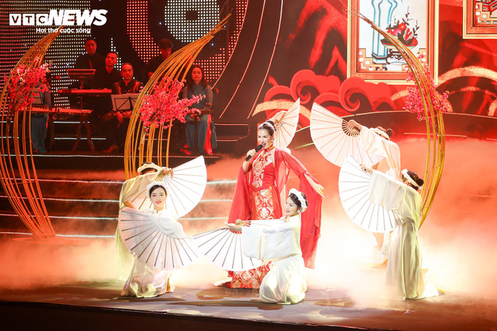 Các ca khúc ở phần này chủ yếu khai thác chất liệu lời ru, tiếng Việt, dân ca và giai điệu dân gian, tạo nên không gian đằm sâu, mềm mại như “Đất nước lời ru”, mashup “Thư pháp – Tiếng Việt”.