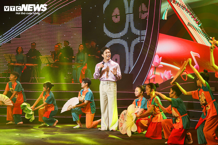 Toàn cảnh chương trình nghệ thuật 'Với Đảng vẹn toàn niềm tin yêu' - 8
