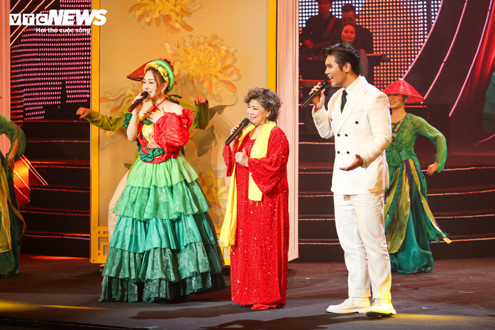 Chương II – “Nhịp thời đại”, từ âm hưởng truyền thống, chương trình tiếp nối với không gian của chuyển động và đổi mới. Âm nhạc mang hơi thở thời đại, trẻ trung, hiện đại nhưng vẫn giữ nguyên tinh thần Việt. Đây là sự tiếp nối và phát huy bằng ngôn ngữ sáng tạo của hôm nay, thể hiện nhịp bước đi lên của đất nước trong thời kỳ hội nhập.