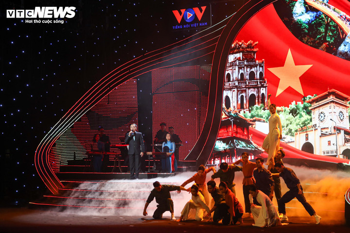 Một điểm nhấn của chương II là sự kết hợp thơ, âm nhạc và trình diễn qua tiết mục “Thơ múa: Mùa xuân vươn mình”. Những đoạn thơ được đưa lên sân khấu như các “khoảng lắng” có chủ đích, hòa vào dòng chảy chung giữa các mảng âm nhạc. Nhờ đó, chương II vừa giữ được nhịp chuyển động của thời đại, vừa tạo sự cân bằng, tránh cảm giác dồn dập cho tổng thể chương trình.