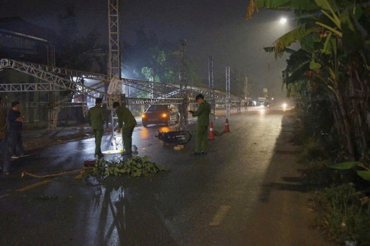 Công an tỉnh Phú Thọ khám nghiệm hiện trường vụ tai nạn. (Ảnh: CAND)