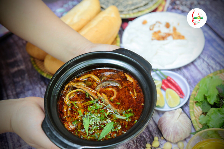 Bát súp lươn đúng điệu phải có nước dùng đậm đà, thịt lươn mềm dai vừa phải.