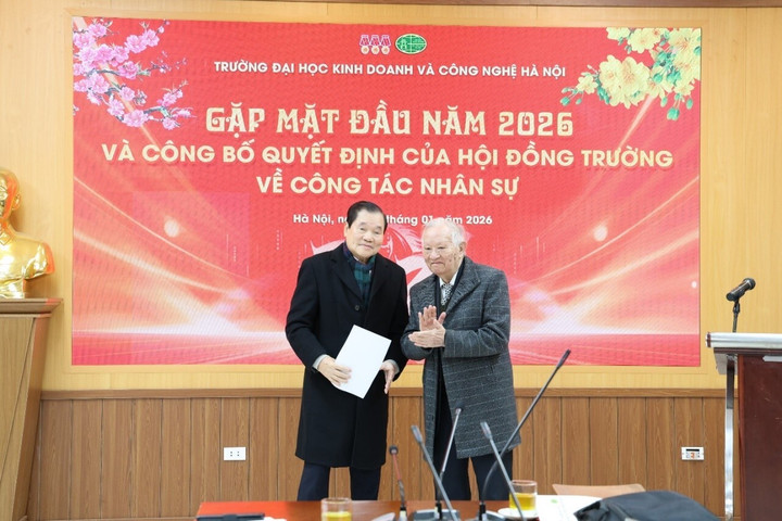 GS.TSKH. Nguyễn Quang Thái - Chủ tịch Hội đồng trường - trao Quyết định giao nhiệm vụ cho PGS.TS. Phạm Dương Châu (bìa trái).